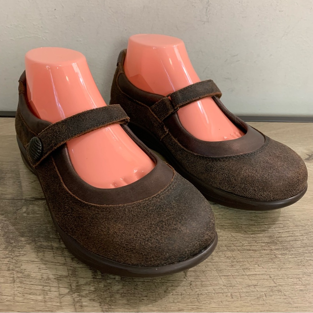 Women's SAS San Antonio Shoe Co. BROWN SUEDE Step Out MARY JANE Walking SHOES